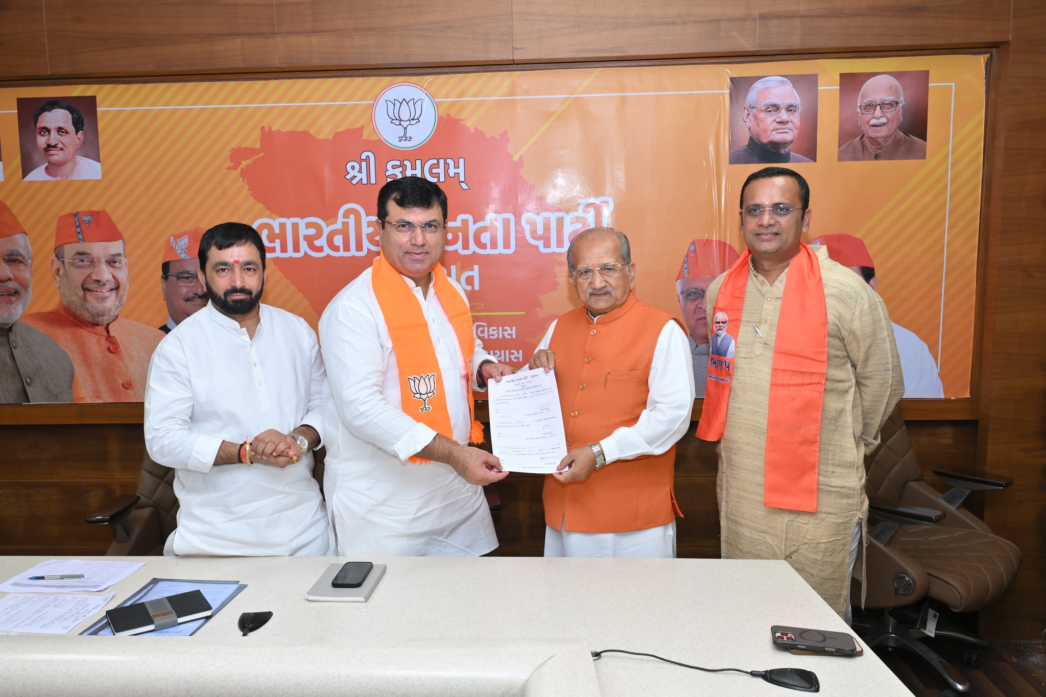 તા.૦૩-૧૦-૨૦૨૫ ના રોજ સંગઠન મહોત્સવ-૨૦૨૦ અંતર્ગત રાષ્ટ્રીય પરિષદના સભ્યોની ચૂંટણી માટે ભારતીય જનતા પાર્ટીના વરિષ્ઠ નેતાઓએ આજે પ્રદેશ કાર્યાલય શ્રી કમલમ ખાતે ઉમેદવારી ફોર્મ ભર્યું.